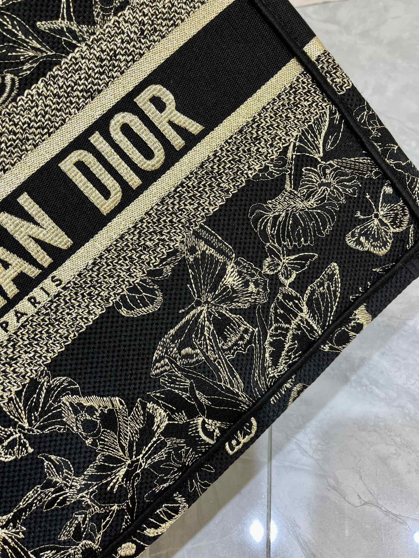 蝴蝶系列Book Tote 手袋由 Dior 女装创意总监玛丽亚·嘉茜娅·蔻丽 (Maria Grazi 蝴蝶系列Book Tote 手袋由 Dior 女装创意总监玛丽亚·嘉茜娅·蔻丽 (Maria Grazi