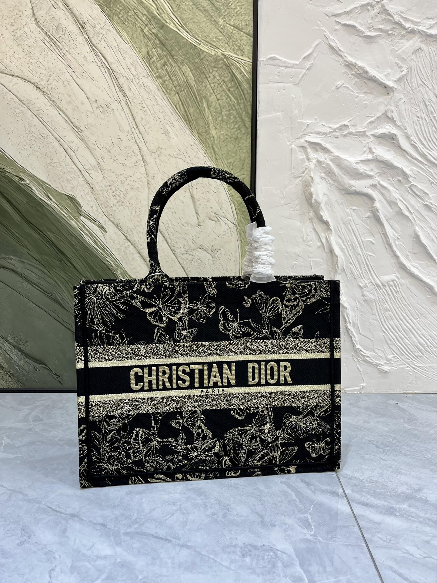蝴蝶系列Book Tote 手袋由 Dior 女装创意总监玛丽亚·嘉茜娅·蔻丽 (Maria Grazi 蝴蝶系列Book Tote 手袋由 Dior 女装创意总监玛丽亚·嘉茜娅·蔻丽 (Maria Grazi