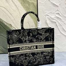 蝴蝶大号Book Tote 手袋由 Dior 女装创意总监玛丽亚·嘉茜娅·蔻丽 (Maria Grazi 蝴蝶大号Book Tote 手袋由 Dior 女装创意总监玛丽亚·嘉茜娅·蔻丽 (Maria Grazi