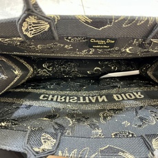 蝴蝶大号Book Tote 手袋由 Dior 女装创意总监玛丽亚·嘉茜娅·蔻丽 (Maria Grazi 蝴蝶大号Book Tote 手袋由 Dior 女装创意总监玛丽亚·嘉茜娅·蔻丽 (Maria Grazi