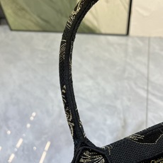蝴蝶大号Book Tote 手袋由 Dior 女装创意总监玛丽亚·嘉茜娅·蔻丽 (Maria Grazi 蝴蝶大号Book Tote 手袋由 Dior 女装创意总监玛丽亚·嘉茜娅·蔻丽 (Maria Grazi