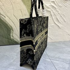 蝴蝶大号Book Tote 手袋由 Dior 女装创意总监玛丽亚·嘉茜娅·蔻丽 (Maria Grazi 蝴蝶大号Book Tote 手袋由 Dior 女装创意总监玛丽亚·嘉茜娅·蔻丽 (Maria Grazi