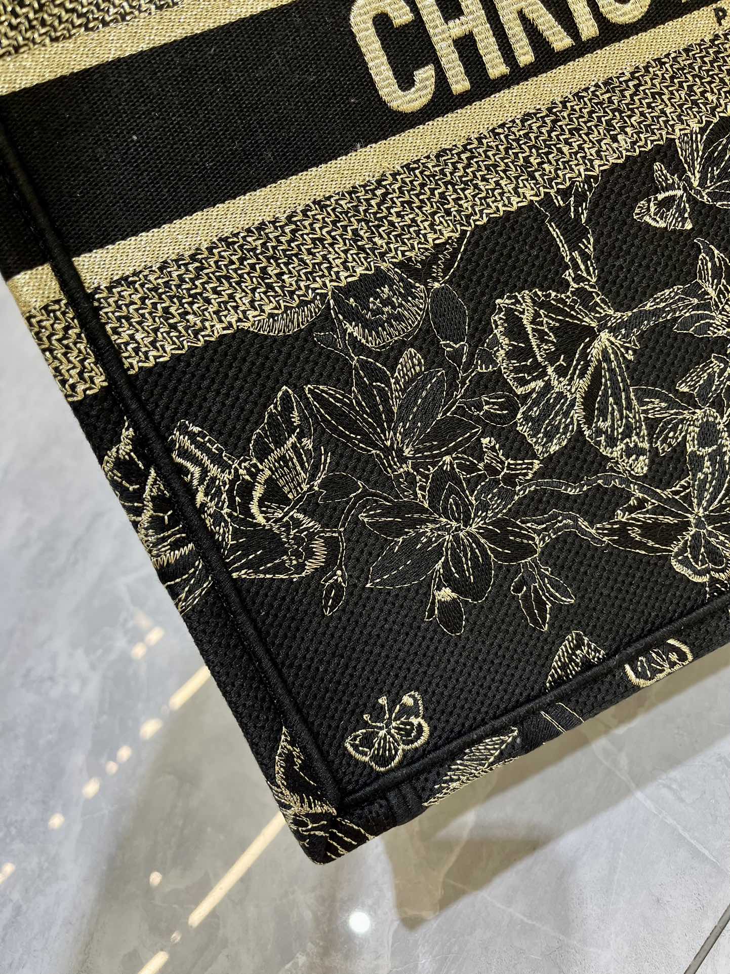 蝴蝶大号Book Tote 手袋由 Dior 女装创意总监玛丽亚·嘉茜娅·蔻丽 (Maria Grazi 蝴蝶大号Book Tote 手袋由 Dior 女装创意总监玛丽亚·嘉茜娅·蔻丽 (Maria Grazi