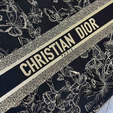 蝴蝶大号Book Tote 手袋由 Dior 女装创意总监玛丽亚·嘉茜娅·蔻丽 (Maria Grazi 蝴蝶大号Book Tote 手袋由 Dior 女装创意总监玛丽亚·嘉茜娅·蔻丽 (Maria Grazi