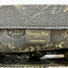 蝴蝶大号Book Tote 手袋由 Dior 女装创意总监玛丽亚·嘉茜娅·蔻丽 (Maria Grazi 蝴蝶大号Book Tote 手袋由 Dior 女装创意总监玛丽亚·嘉茜娅·蔻丽 (Maria Grazi