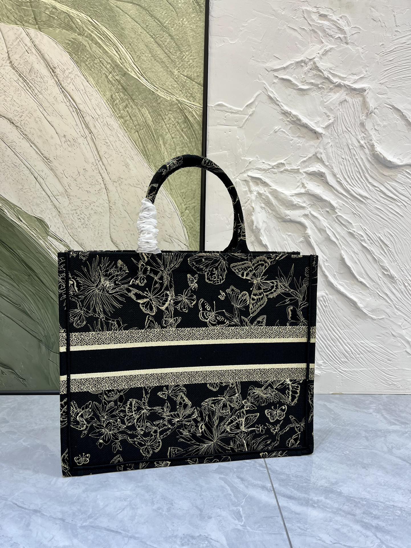 蝴蝶大号Book Tote 手袋由 Dior 女装创意总监玛丽亚·嘉茜娅·蔻丽 (Maria Grazi 蝴蝶大号Book Tote 手袋由 Dior 女装创意总监玛丽亚·嘉茜娅·蔻丽 (Maria Grazi