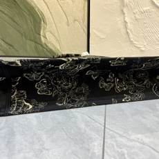 蝴蝶大号Book Tote 手袋由 Dior 女装创意总监玛丽亚·嘉茜娅·蔻丽 (Maria Grazi 蝴蝶大号Book Tote 手袋由 Dior 女装创意总监玛丽亚·嘉茜娅·蔻丽 (Maria Grazi