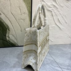 蝴蝶系列Book Tote 手袋由 Dior 女装创意总监玛丽亚·嘉茜娅·蔻丽 (Maria Grazi 蝴蝶系列Book Tote 手袋由 Dior 女装创意总监玛丽亚·嘉茜娅·蔻丽 (Maria Grazi