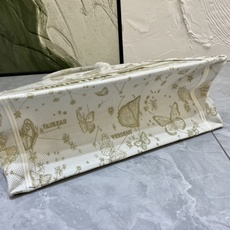 蝴蝶系列Book Tote 手袋由 Dior 女装创意总监玛丽亚·嘉茜娅·蔻丽 (Maria Grazi 蝴蝶系列Book Tote 手袋由 Dior 女装创意总监玛丽亚·嘉茜娅·蔻丽 (Maria Grazi