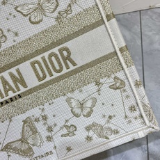 蝴蝶系列Book Tote 手袋由 Dior 女装创意总监玛丽亚·嘉茜娅·蔻丽 (Maria Grazi 蝴蝶系列Book Tote 手袋由 Dior 女装创意总监玛丽亚·嘉茜娅·蔻丽 (Maria Grazi