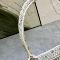 蝴蝶系列Book Tote 手袋由 Dior 女装创意总监玛丽亚·嘉茜娅·蔻丽 (Maria Grazi 蝴蝶系列Book Tote 手袋由 Dior 女装创意总监玛丽亚·嘉茜娅·蔻丽 (Maria Grazi
