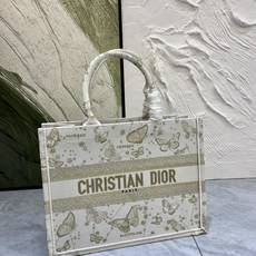 蝴蝶系列Book Tote 手袋由 Dior 女装创意总监玛丽亚·嘉茜娅·蔻丽 (Maria Grazi 蝴蝶系列Book Tote 手袋由 Dior 女装创意总监玛丽亚·嘉茜娅·蔻丽 (Maria Grazi