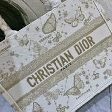 蝴蝶系列Book Tote 手袋由 Dior 女装创意总监玛丽亚·嘉茜娅·蔻丽 (Maria Grazi 蝴蝶系列Book Tote 手袋由 Dior 女装创意总监玛丽亚·嘉茜娅·蔻丽 (Maria Grazi