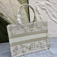 蝴蝶系列Book Tote 手袋由 Dior 女装创意总监玛丽亚·嘉茜娅·蔻丽 (Maria Grazi 蝴蝶系列Book Tote 手袋由 Dior 女装创意总监玛丽亚·嘉茜娅·蔻丽 (Maria Grazi
