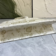 蝴蝶大号Book Tote 手袋由 Dior 女装创意总监玛丽亚·嘉茜娅·蔻丽 (Maria Grazi 蝴蝶大号Book Tote 手袋由 Dior 女装创意总监玛丽亚·嘉茜娅·蔻丽 (Maria Grazi