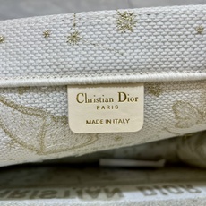 蝴蝶大号Book Tote 手袋由 Dior 女装创意总监玛丽亚·嘉茜娅·蔻丽 (Maria Grazi 蝴蝶大号Book Tote 手袋由 Dior 女装创意总监玛丽亚·嘉茜娅·蔻丽 (Maria Grazi