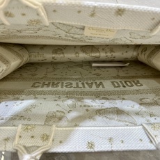 蝴蝶大号Book Tote 手袋由 Dior 女装创意总监玛丽亚·嘉茜娅·蔻丽 (Maria Grazi 蝴蝶大号Book Tote 手袋由 Dior 女装创意总监玛丽亚·嘉茜娅·蔻丽 (Maria Grazi
