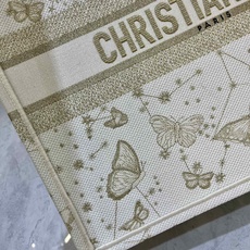 蝴蝶大号Book Tote 手袋由 Dior 女装创意总监玛丽亚·嘉茜娅·蔻丽 (Maria Grazi 蝴蝶大号Book Tote 手袋由 Dior 女装创意总监玛丽亚·嘉茜娅·蔻丽 (Maria Grazi