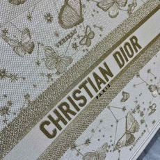 蝴蝶大号Book Tote 手袋由 Dior 女装创意总监玛丽亚·嘉茜娅·蔻丽 (Maria Grazi 蝴蝶大号Book Tote 手袋由 Dior 女装创意总监玛丽亚·嘉茜娅·蔻丽 (Maria Grazi