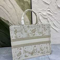 蝴蝶大号Book Tote 手袋由 Dior 女装创意总监玛丽亚·嘉茜娅·蔻丽 (Maria Grazi 蝴蝶大号Book Tote 手袋由 Dior 女装创意总监玛丽亚·嘉茜娅·蔻丽 (Maria Grazi