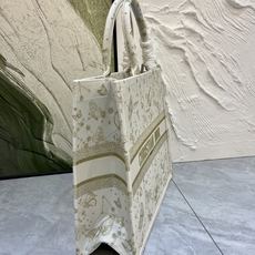 蝴蝶大号Book Tote 手袋由 Dior 女装创意总监玛丽亚·嘉茜娅·蔻丽 (Maria Grazi 蝴蝶大号Book Tote 手袋由 Dior 女装创意总监玛丽亚·嘉茜娅·蔻丽 (Maria Grazi