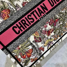蝴蝶系列Book Tote 手袋由 Dior 女装创意总监玛丽亚·嘉茜娅·蔻丽 (Maria Grazi 蝴蝶系列Book Tote 手袋由 Dior 女装创意总监玛丽亚·嘉茜娅·蔻丽 (Maria Grazi