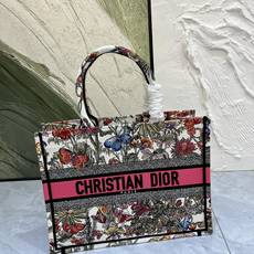 蝴蝶系列Book Tote 手袋由 Dior 女装创意总监玛丽亚·嘉茜娅·蔻丽 (Maria Grazi 蝴蝶系列Book Tote 手袋由 Dior 女装创意总监玛丽亚·嘉茜娅·蔻丽 (Maria Grazi