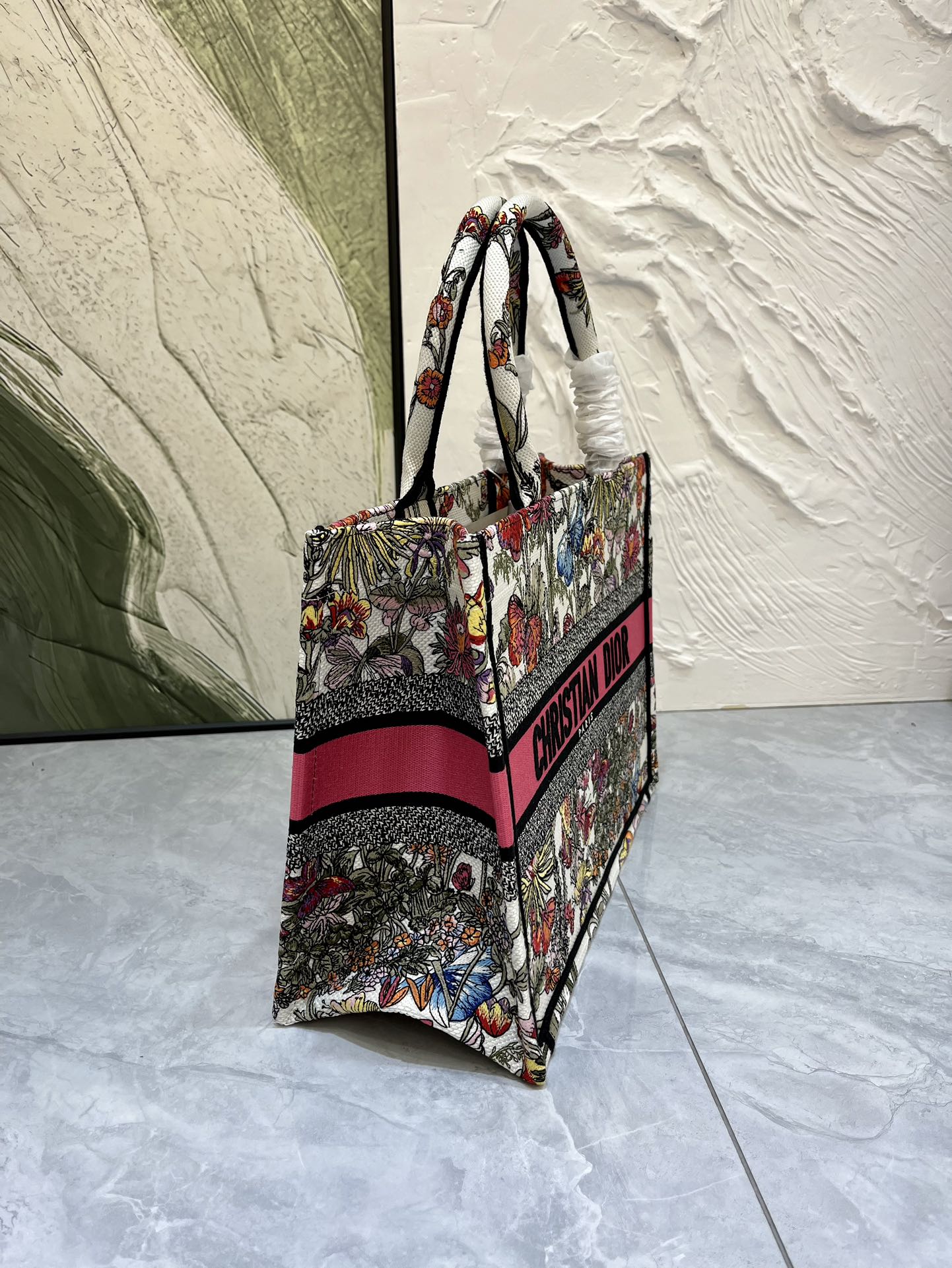蝴蝶系列Book Tote 手袋由 Dior 女装创意总监玛丽亚·嘉茜娅·蔻丽 (Maria Grazi 蝴蝶系列Book Tote 手袋由 Dior 女装创意总监玛丽亚·嘉茜娅·蔻丽 (Maria Grazi