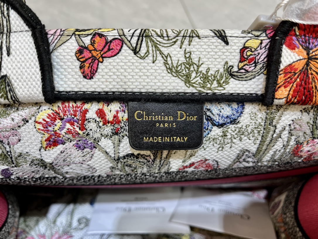 蝴蝶系列Book Tote 手袋由 Dior 女装创意总监玛丽亚·嘉茜娅·蔻丽 (Maria Grazi 蝴蝶系列Book Tote 手袋由 Dior 女装创意总监玛丽亚·嘉茜娅·蔻丽 (Maria Grazi