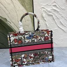 蝴蝶系列Book Tote 手袋由 Dior 女装创意总监玛丽亚·嘉茜娅·蔻丽 (Maria Grazi 蝴蝶系列Book Tote 手袋由 Dior 女装创意总监玛丽亚·嘉茜娅·蔻丽 (Maria Grazi