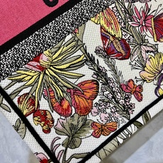 蝴蝶大号Book Tote 手袋由 Dior 女装创意总监玛丽亚·嘉茜娅·蔻丽 (Maria Grazi 蝴蝶大号Book Tote 手袋由 Dior 女装创意总监玛丽亚·嘉茜娅·蔻丽 (Maria Grazi