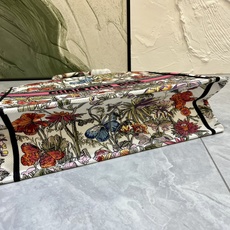 蝴蝶大号Book Tote 手袋由 Dior 女装创意总监玛丽亚·嘉茜娅·蔻丽 (Maria Grazi 蝴蝶大号Book Tote 手袋由 Dior 女装创意总监玛丽亚·嘉茜娅·蔻丽 (Maria Grazi
