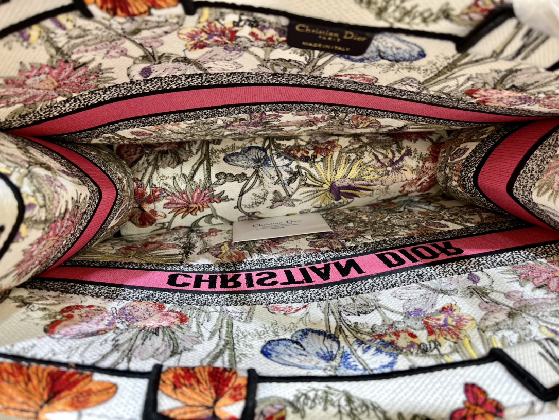 蝴蝶大号Book Tote 手袋由 Dior 女装创意总监玛丽亚·嘉茜娅·蔻丽 (Maria Grazi 蝴蝶大号Book Tote 手袋由 Dior 女装创意总监玛丽亚·嘉茜娅·蔻丽 (Maria Grazi