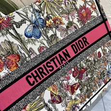 蝴蝶大号Book Tote 手袋由 Dior 女装创意总监玛丽亚·嘉茜娅·蔻丽 (Maria Grazi 蝴蝶大号Book Tote 手袋由 Dior 女装创意总监玛丽亚·嘉茜娅·蔻丽 (Maria Grazi