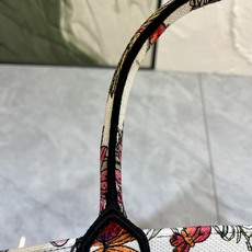 蝴蝶大号Book Tote 手袋由 Dior 女装创意总监玛丽亚·嘉茜娅·蔻丽 (Maria Grazi 蝴蝶大号Book Tote 手袋由 Dior 女装创意总监玛丽亚·嘉茜娅·蔻丽 (Maria Grazi