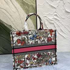 蝴蝶大号Book Tote 手袋由 Dior 女装创意总监玛丽亚·嘉茜娅·蔻丽 (Maria Grazi 蝴蝶大号Book Tote 手袋由 Dior 女装创意总监玛丽亚·嘉茜娅·蔻丽 (Maria Grazi