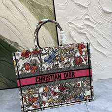 蝴蝶大号Book Tote 手袋由 Dior 女装创意总监玛丽亚·嘉茜娅·蔻丽 (Maria Grazi 蝴蝶大号Book Tote 手袋由 Dior 女装创意总监玛丽亚·嘉茜娅·蔻丽 (Maria Grazi