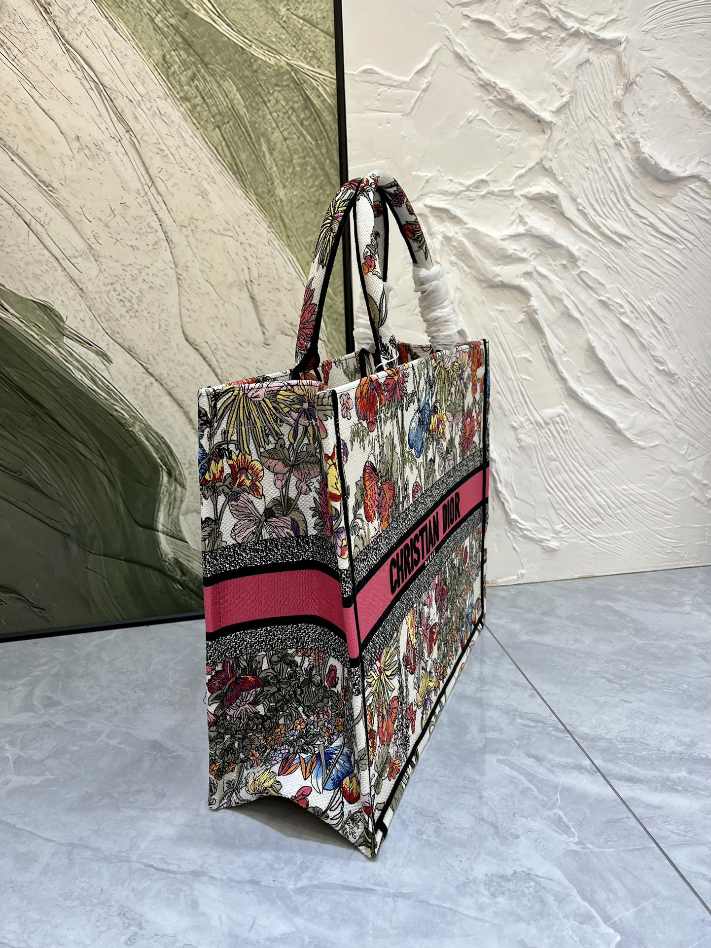 蝴蝶大号Book Tote 手袋由 Dior 女装创意总监玛丽亚·嘉茜娅·蔻丽 (Maria Grazi 蝴蝶大号Book Tote 手袋由 Dior 女装创意总监玛丽亚·嘉茜娅·蔻丽 (Maria Grazi