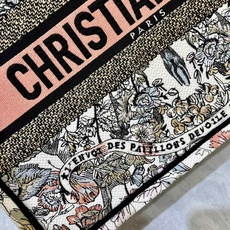 地球系列Book Tote 手袋由 Dior 女装创意总监玛丽亚·嘉茜娅·蔻丽 (Maria Grazi 地球系列Book Tote 手袋由 Dior 女装创意总监玛丽亚·嘉茜娅·蔻丽 (Maria Grazi