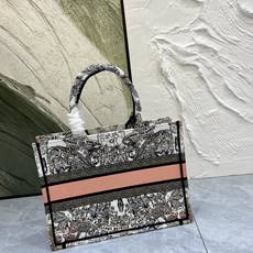 地球系列Book Tote 手袋由 Dior 女装创意总监玛丽亚·嘉茜娅·蔻丽 (Maria Grazi 地球系列Book Tote 手袋由 Dior 女装创意总监玛丽亚·嘉茜娅·蔻丽 (Maria Grazi