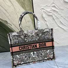 地球系列Book Tote 手袋由 Dior 女装创意总监玛丽亚·嘉茜娅·蔻丽 (Maria Grazi 地球系列Book Tote 手袋由 Dior 女装创意总监玛丽亚·嘉茜娅·蔻丽 (Maria Grazi