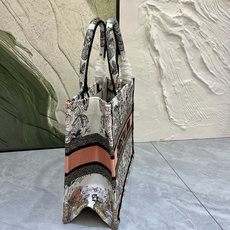 地球系列Book Tote 手袋由 Dior 女装创意总监玛丽亚·嘉茜娅·蔻丽 (Maria Grazi 地球系列Book Tote 手袋由 Dior 女装创意总监玛丽亚·嘉茜娅·蔻丽 (Maria Grazi