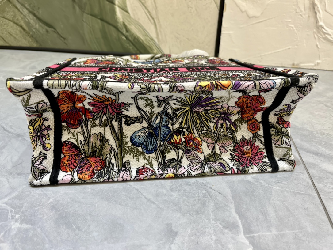 蝴蝶小号Book Tote 手袋由 Dior 女装创意总监玛丽亚·嘉茜娅·蔻丽 (Maria Grazi