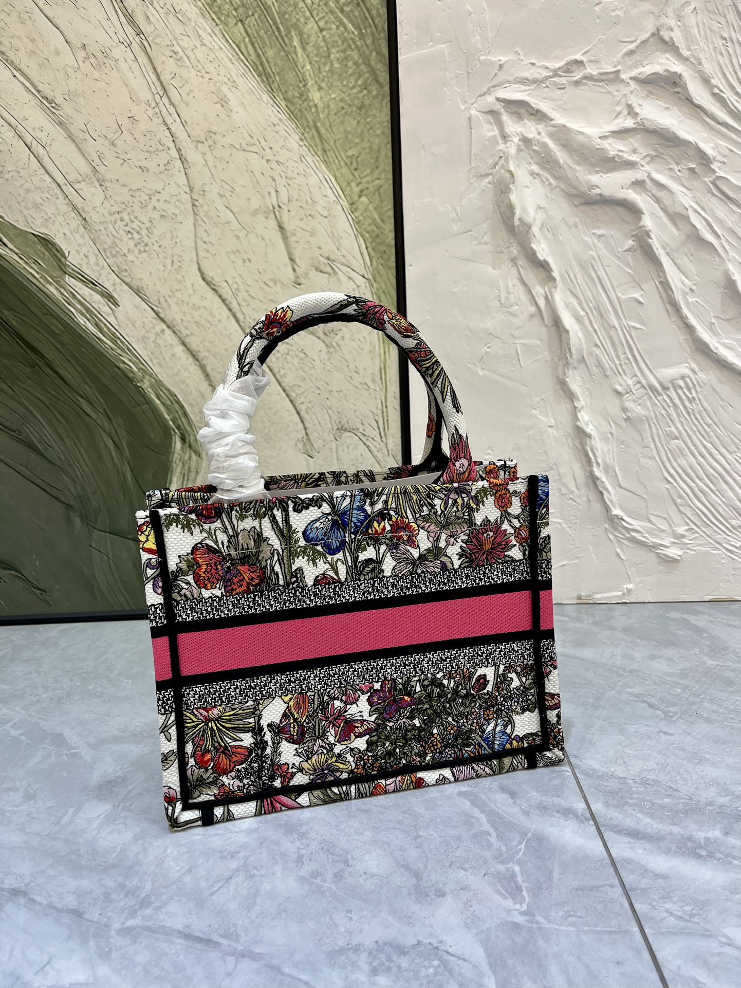 蝴蝶小号Book Tote 手袋由 Dior 女装创意总监玛丽亚·嘉茜娅·蔻丽 (Maria Grazi