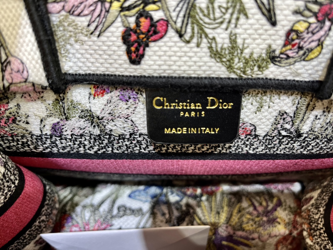 蝴蝶小号Book Tote 手袋由 Dior 女装创意总监玛丽亚·嘉茜娅·蔻丽 (Maria Grazi