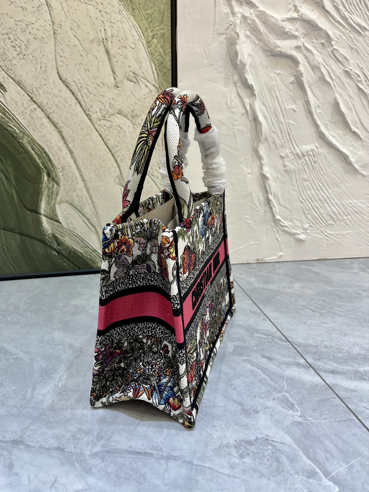 蝴蝶小号Book Tote 手袋由 Dior 女装创意总监玛丽亚·嘉茜娅·蔻丽 (Maria Grazi