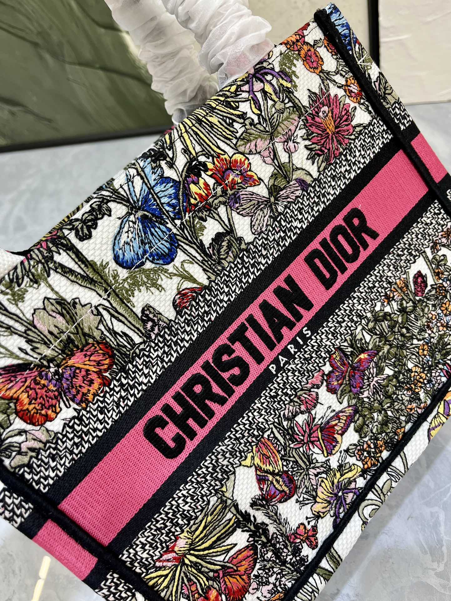 蝴蝶小号Book Tote 手袋由 Dior 女装创意总监玛丽亚·嘉茜娅·蔻丽 (Maria Grazi