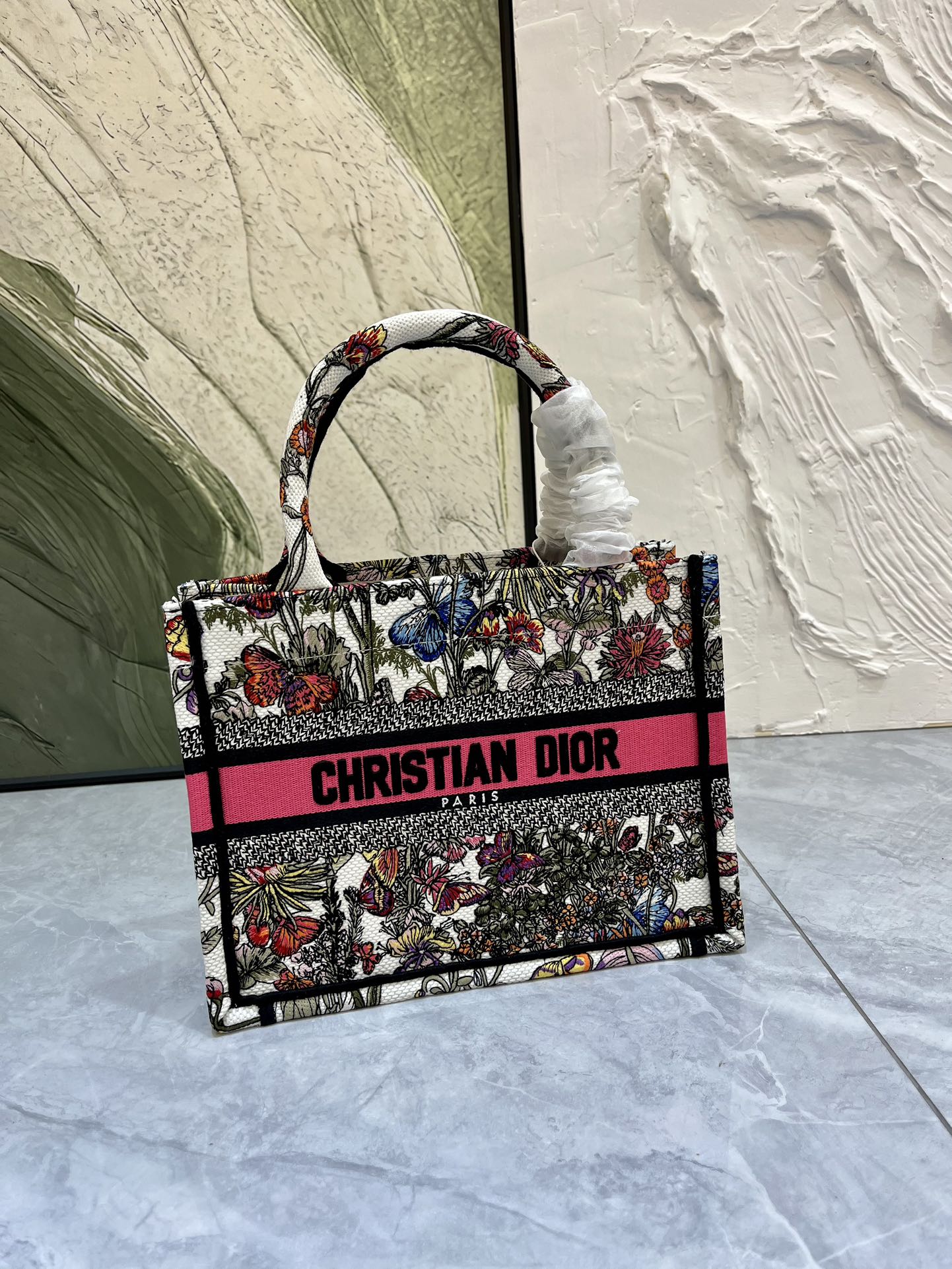 蝴蝶小号Book Tote 手袋由 Dior 女装创意总监玛丽亚·嘉茜娅·蔻丽 (Maria Grazi