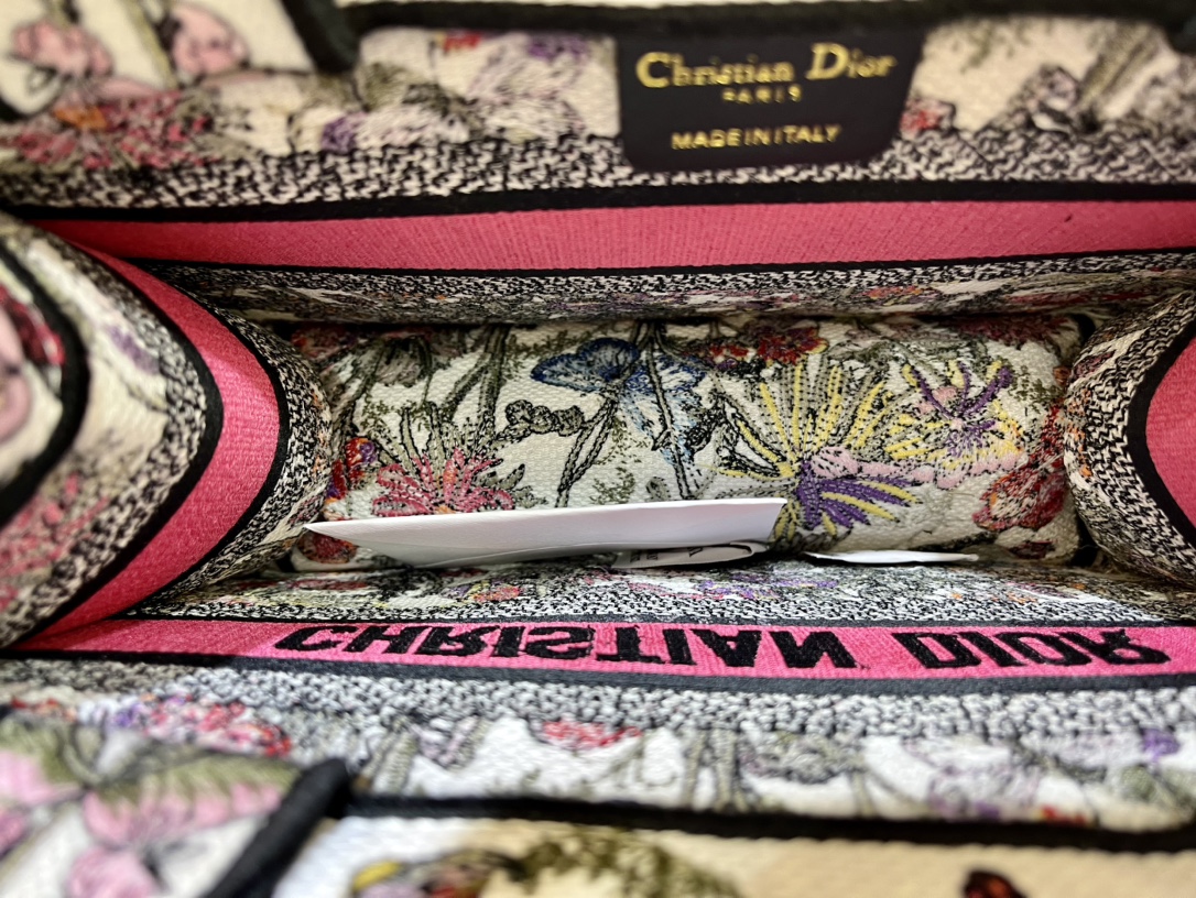 蝴蝶小号Book Tote 手袋由 Dior 女装创意总监玛丽亚·嘉茜娅·蔻丽 (Maria Grazi