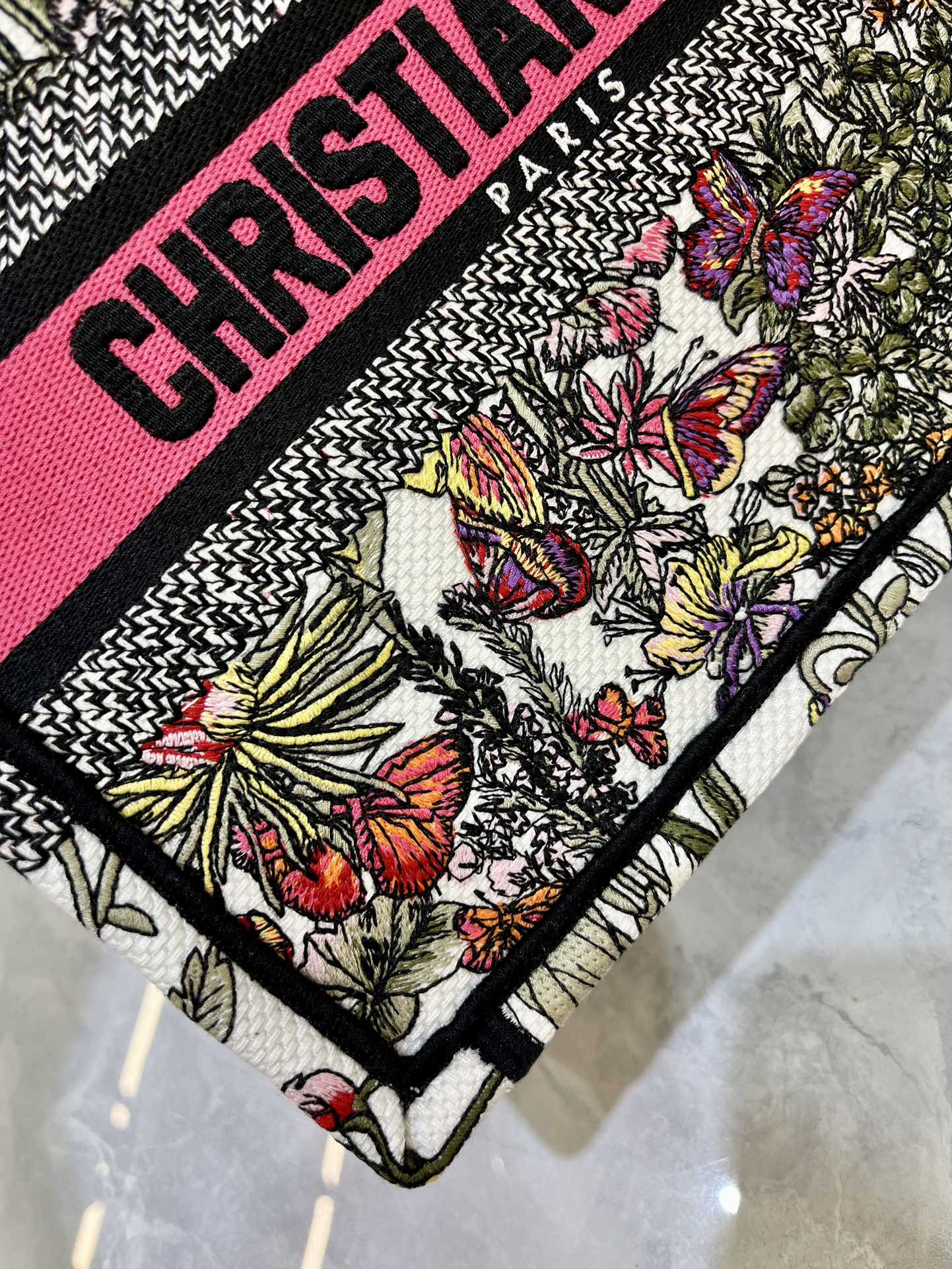 蝴蝶小号Book Tote 手袋由 Dior 女装创意总监玛丽亚·嘉茜娅·蔻丽 (Maria Grazi